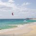 persona-che-fa-surf-in-riva-al-mare